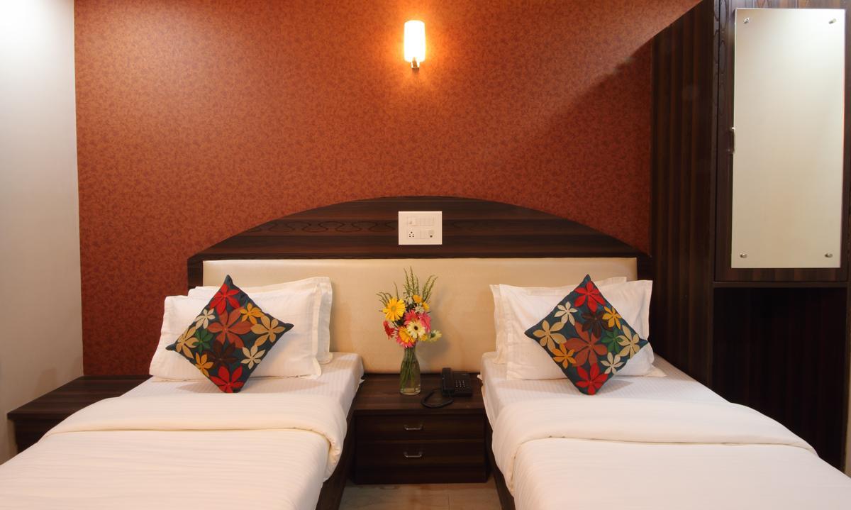 ת'יין Hotel Railway Inn מראה חיצוני תמונה